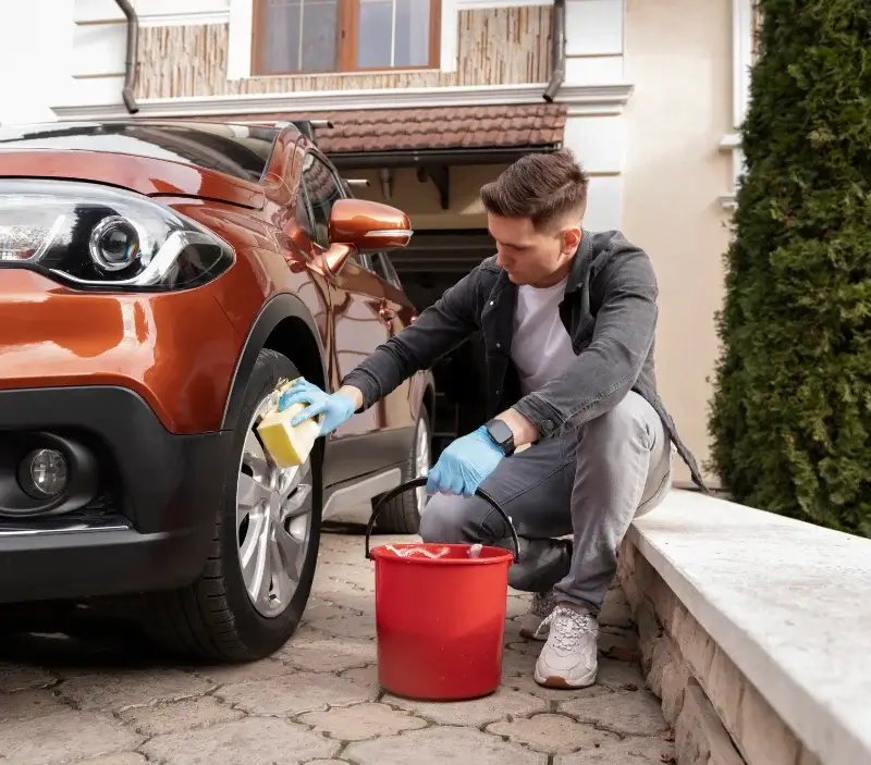 Lavage auto à domicile Saint-Antoine-la-Forêt : professionnel intervenant sur un véhicule